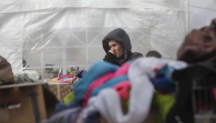 Przez przejście graniczne w Medyce wciąż napływają uchodźcy z ogarniętej wojną Ukrainy [ZDJĘCIA]