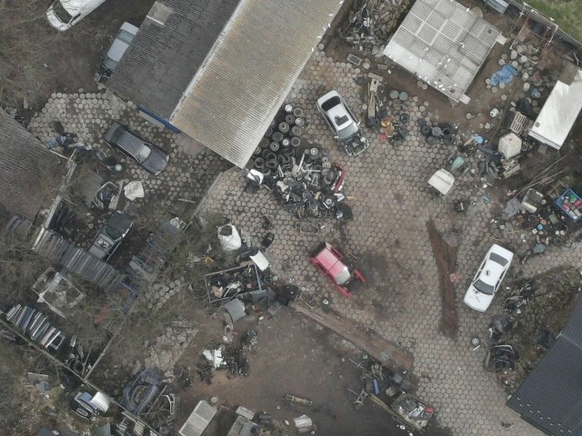 Rozkładane na części samochody, kupowane na nazwisko zmarłego, policjanci znaleźli w gminie Bodzentyn.