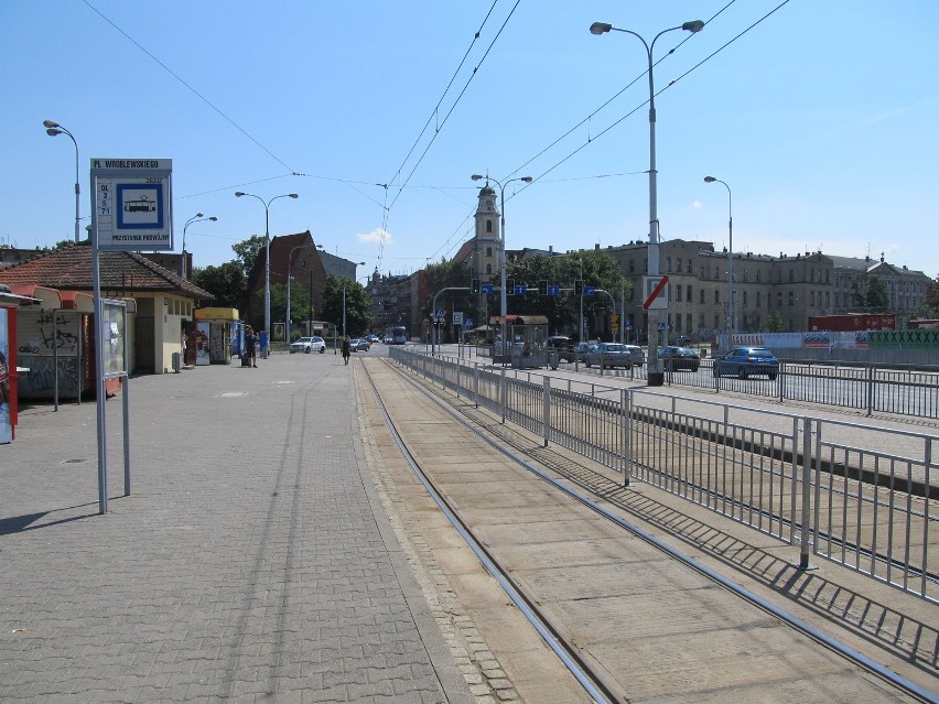 Barierki na przystanku plac Wróblewskiego