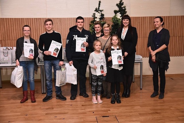 Laureaci konkursu na kartkę bożonarodzeniową.