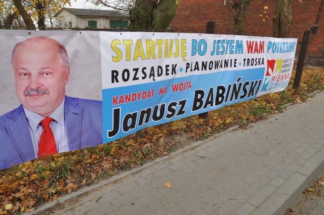 Baner reklamowy wójta Janusza Babińskiego "Kandyduję, bo jestem wam potrzebny&#8221;. Wyborcy, co prawda minimalną różnicą głosów, uznali jednak, że jakoś bez Janusza Babińskiego sobie poradzą.