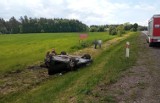 Maków Mazowiecki. Stracił panowanie nad autem i dachował. Jazdę zakończył w rowie przy ul. Duńskiego Czerwonego Krzyża. 27.05.2021