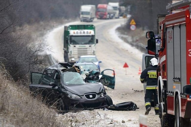 Na nieodśnieżonych drogach ginęli ludzie, piesi łamali nogi na śliskich chodnikach, a na torach utknęły na wiele godzin pociągi...