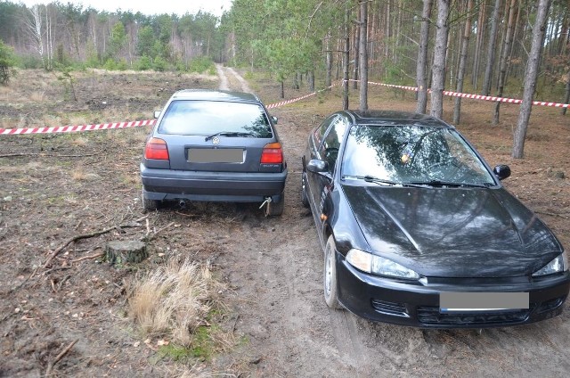 Kierowcy golfa, który "się zakopał", pomocy udzielał kierujący hondą civic.