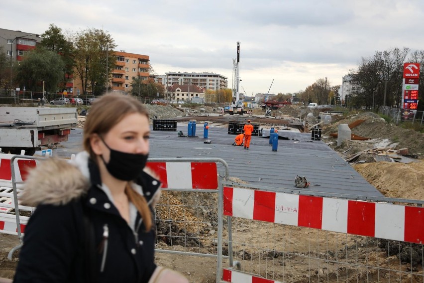 W ramach budowy Trasy Łagiewnickiej rozpoczęto asfaltowanie...
