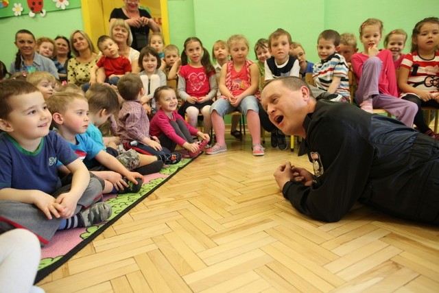 - Wiecie co trzeba robić jak pokój jest zadymiony. Trzeba się czołgać. Tu powietrze pachnie jak kwiatki babci. A wyżej? Tam to śmierdzi jak od skarpet dziadka - tłumaczył dzieciom Kevin Aniston.