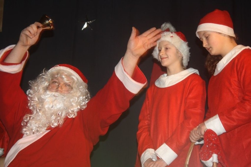 Mikołaj pozdrawiał ze sceny wszystkie dzieci