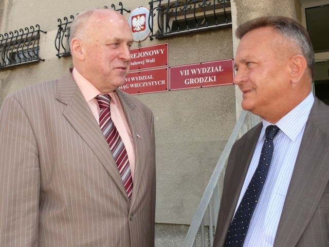 Jeszcze w maju Janusz Kotulski (z lewej) bagatelizował to, że prezydent domagał się sądownie od niego przeprosin. Na zdjęciu ze swoim przyjacielem Zbigniewem Rogowskim.