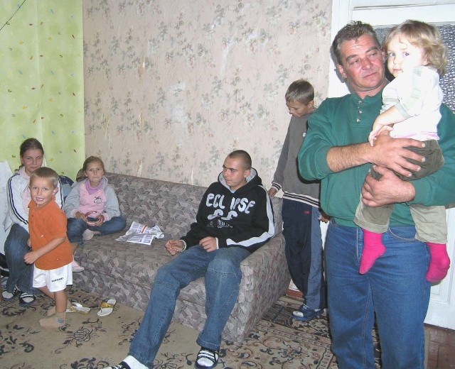 Dzieci Stanisława Jendzula, i on sam, usiłują jakoś pogodzić się z faktem, że mama wyjechała