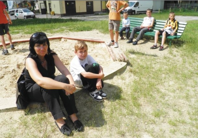 &#8211; Ta zdewastowana piaskownica to jedyne miejsce, gdzie mogą się bawić nasze dzieci &#8211; przyznaje Agnieszka Trzaska, którą wraz z synem Błażejem spotkaliśmy przed blokami przy ul. Dmowskiego