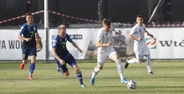 Dominik Chromiński (przy piłce) zimą zamienił Stal Rzeszów na Stal ze Stalowej Woli