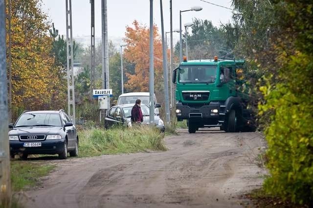 Ulica Podleśna nie jest przygotowana do obsługi wzmożonego ruchu ciężarówek. Miejscowe firmy chcą jej utwardzenia