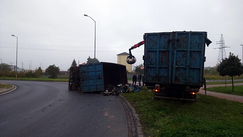 Ciężarówka przewróciła się na rondzie w Stargardzie 