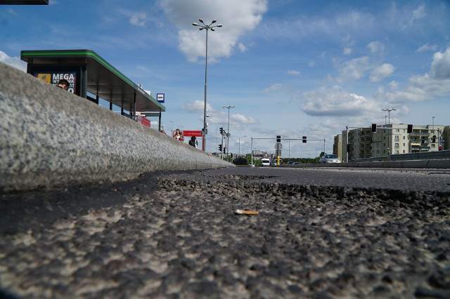 Nawierzchnia została wylana w tym miejscu trzy lata temu, podczas remontu wiaduktu i przystanku PST Szymanowskiego. Zastosowano specjalną mieszankę odporną na koleinowanie.