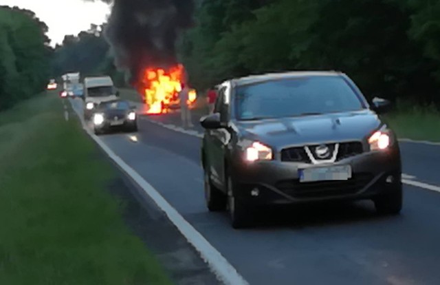 O tym zdarzeniu poinformował nas Czytelnik Jakub. W niedzielę, 11 czerwca, na trasie Leśniów Wielki - Zielona Góra, zapalił się samochód osobowy.- Nie doszło do wypadku. Możliwe, że powodem pożaru był wyciek. Nikomu nic się nie stało, na miejsce przyjechały trzy wozy straży pożarnej. Ruch był utrudniony - relacjonuje nasz Czytelnik. Do pożaru doszło około godziny 20.30. -  Ludzie jechali i omijali płonący pojazd, który był zagrożeniem. Tym bardziej dla cysterny, która również go omijała - dodaje Czytelnik Jakub.Zobacz też wideo: Pożar samochodu we WrocławiuPrzeczytaj też:  Niebezpieczny pożar samochodu w Zielonej Górze [ZDJĘCIA]