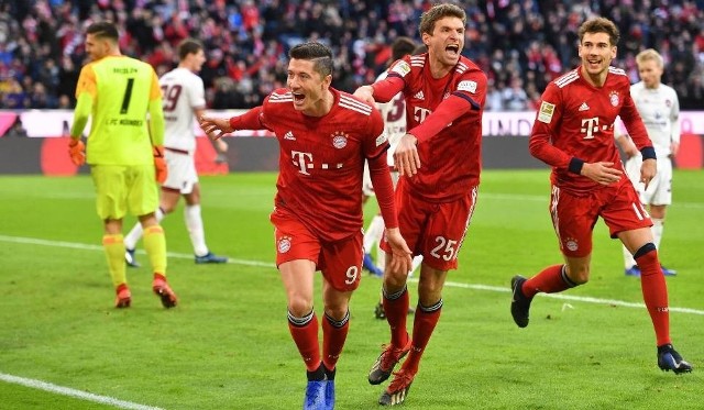 Na zdjęciu: drużyna Bayernu Monachium, na czele Robert Lewandowski. Mecz Ajax Amsterdam - Bayern Monachium odbędzie się w ramach rywalizacji w grupie E Ligi Mistrzów. Gdzie obejrzeć to spotkanie? Sprawdź [gdzie oglądać, transmisja, stream, online, na żywo, wynik meczu]