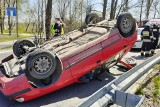 Wypadek w Zabrzegu. Zderzenie dwóch samochodów. Jeden dachował