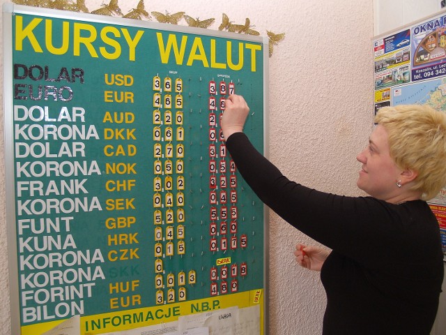 Monika Leocho z kantoru przy ul. Jana z Kolna w Koszalinie. Wczoraj euro można tu było kupić po 4,85 zł, sprzedać za 4,65 złoteg