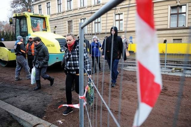 W przyszłym tygodniu na skrzyżowaniu przy ul. Szumana ma być położony asfalt, co zdecydowanie poprawi bezpieczeństwo i komfort pieszych pokonujących ulicę