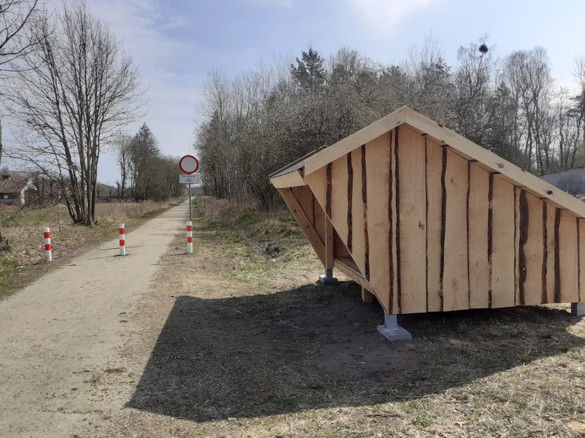 Nowe schronienie dla rowerzystów przy ścieżce w Stepnicy. "Fajna wiatka do spania"