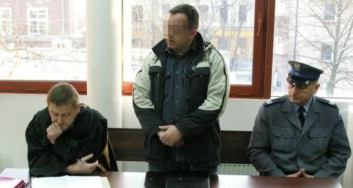 Janusz K. (w środku) na ławie oskarżonych.