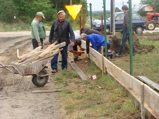 Mieszkańcy Krzesławic, w gminie Rusinów, postanowili uporządkować centrum miejscowości.