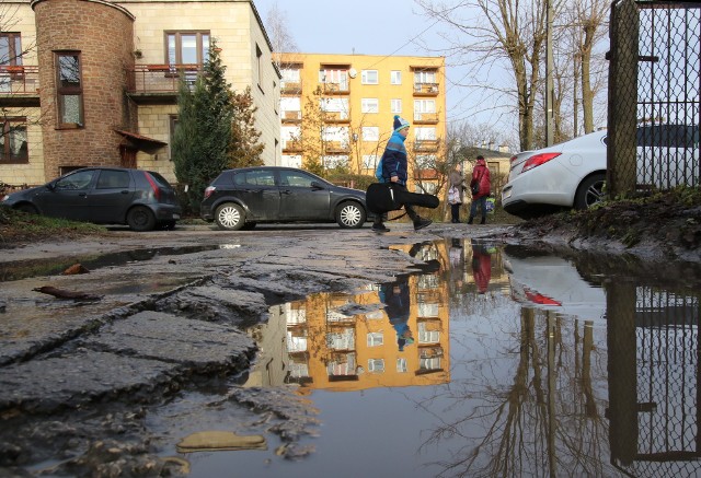 Chodnik między ulicami Zimną a Karczówkowską wymaga pilnej naprawy. Domagają się jej ci, którzy często tędy chodzą.