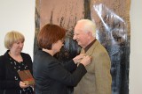 Wystawa na 60-lecie Liceum Plastycznego w Opolu otwarta. Medal Gloria Artis dla prof. Mariana Szczerby