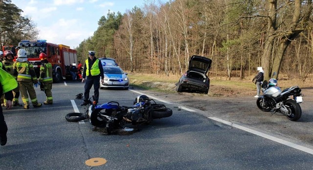 Na trasie Pleszew - Kalisz motocykl zderzył się z samochodem osobowym.