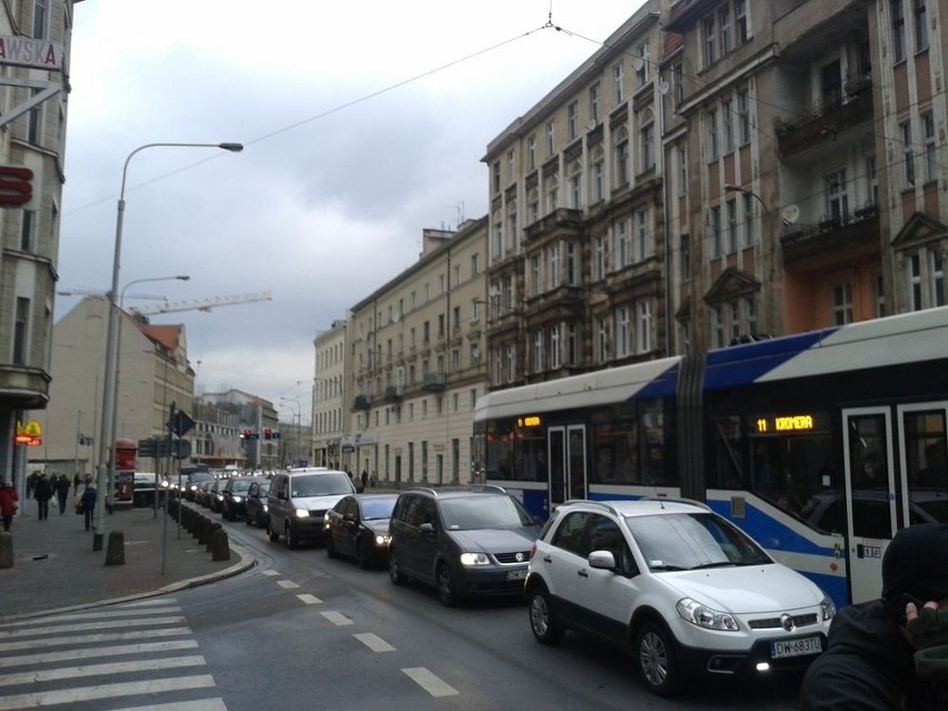 Wrocław: Emeryci blokowali ul. Piłsudskiego [ZDJĘCIA, FILM]