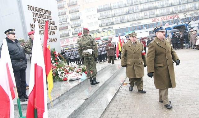 Na zdjęciu: mjr Henryk Mielczarczyk, płk Bolesław Walendzik i sierżant Jerzy Przymus ze Związku Byłych Żołnierzy Zawodowych Wojska Polskiego. 