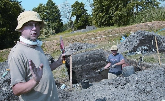 - Podczas prac na tym półwyspie natrafiliśmy na sporo materiałów. Ich dokładny wiek ustalimy na podstawie badań metodami radiowęglową i dendrochronologiczną - zapowiada dr Michał Kara z PAN.