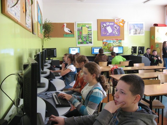 Komputery w pracowni są wykorzystywane także na zajęciach językowych, ponieważ wraz z pracownią szkoła otrzymała oprogramowanie do nauki i doskonalenia znajomości języka angielskiego. Na zdjęciu klasa 6 b.