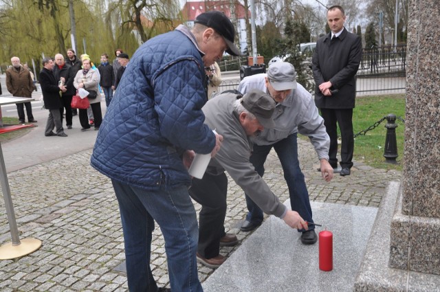 Mieszkańcy zapalają świece