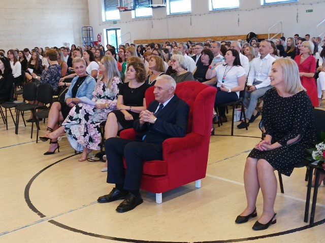 Waldemar Bartosik, w specjalnie przygotowanym na tę okazję czerwonym fotelu, wysłuchał koncertu, który przygotowali dla niego absolwenci Kopernika.