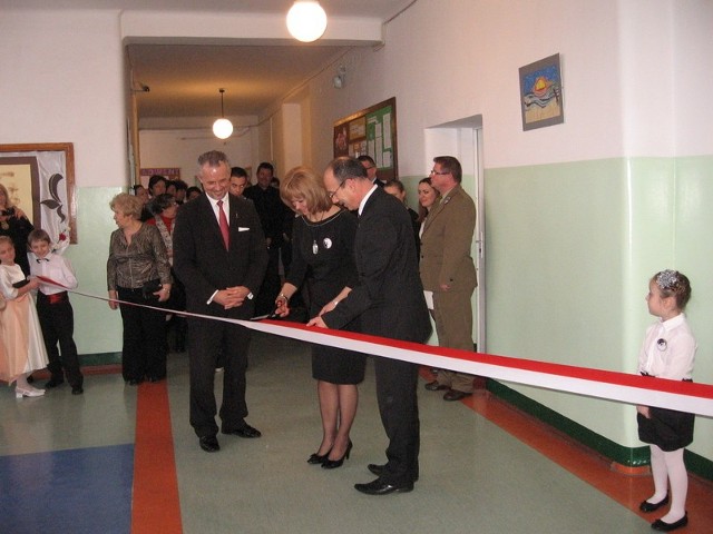 Uroczystego przecięcia symbolicznej wstęgi wystawy dokonali wiceprezydent, Ryszard Fałek, były dyrektor PSP 32 Sławomir Adamiec i obecna dyrektor PSP 32 Aleksandra Kaleta.