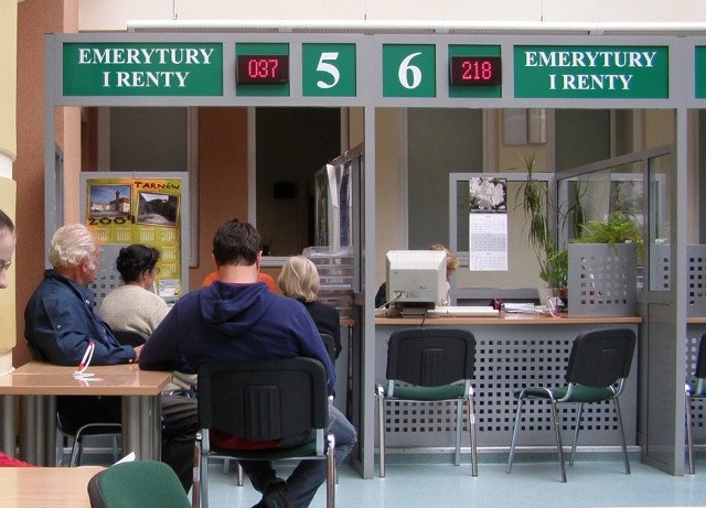 Do siedziby ZUS w Tarnowie od kilku dni zgłaszają się starsi mieszkańcy miasta. Chcą wypłaty dodatkowych pieniędzy, które obiecali im „urzędnicy”, odwiedzając ich w domu.