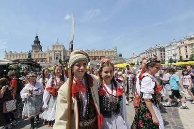 Prawie pół tysiąca osób wzięło udział w pierwszej edycji Swięta Stroju Krakowskiego Fot. Anna Kaczmarz