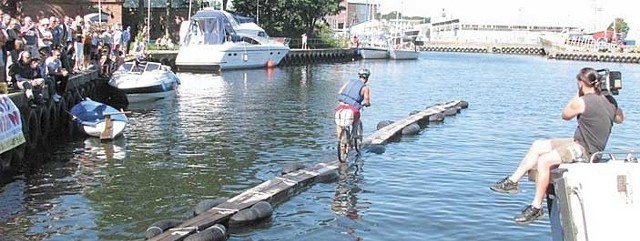 Choć z pozoru zadanie przejechania rowerem po desce pływającej na wodzie wydaje się być łatwe, wielu zawodników nie jest w stanie pokonać nawet kilku metrów. 