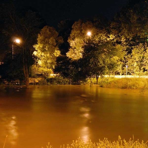 PowódL w KrośnieZdjecia z powodzi w Krośnie wykonane w piątek w godz. 18 - 22.