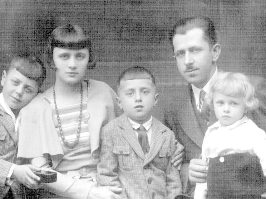 Rok 1936. Bogusława i Stanisław Sajdakowie z synami: Jerzym...