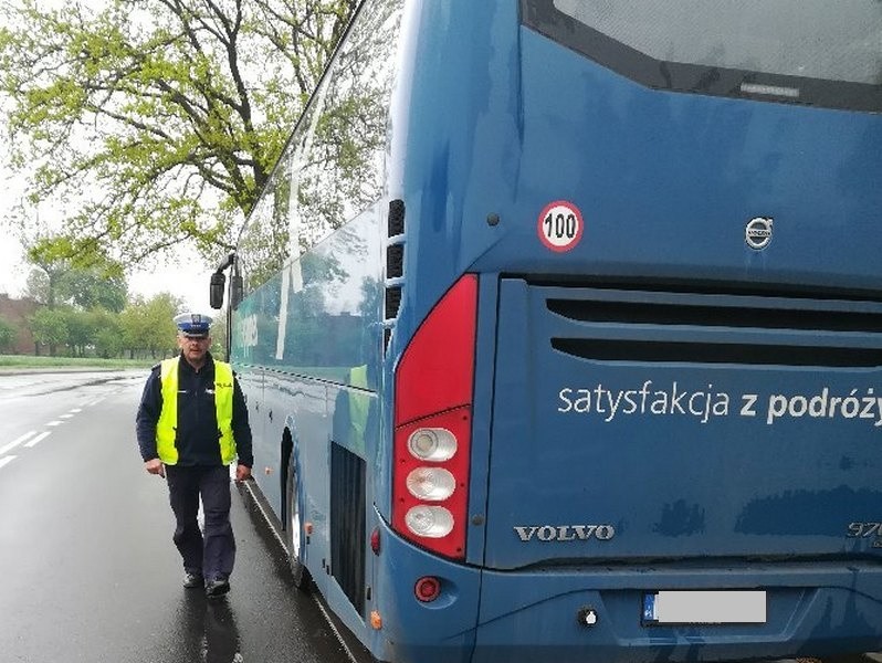 Radziejowscy policjanci sprawdzają autokary, którymi dzieci jeżdżą na wycieczki. A także busy i inne pojazdy