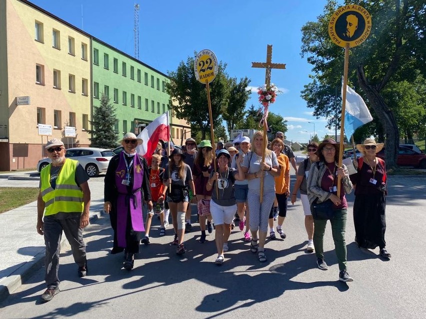 Biskup na trasie pielgrzymki z grupą numer 22, parafią...