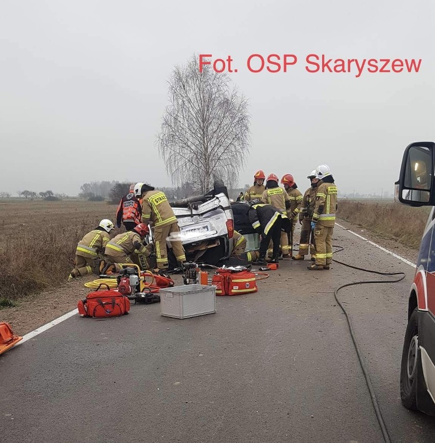 Groźny wypadek w gminie Skaryszew, samochód osobowy wypadł z drogi i dachował na poboczu. Jedna osoba ranna