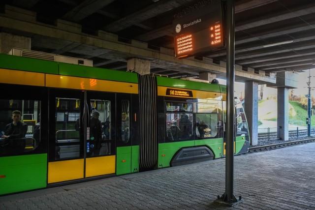 ZTM Poznań wydał hologramy dla 3,5 tysiąca osób. Dzięki nim osoby te będą mogły za darmo podróżować autobusami i tramwajami. Sprawdź szczegóły!