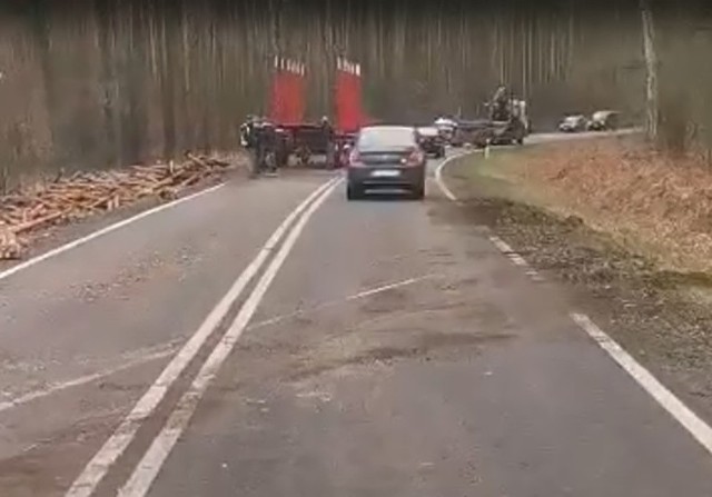 Z ciężarówki wypadło drewno. Były utrudnienia w ruchu.