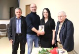 W Miejskiej Bibliotece Publicznej w Stalowej Woli zaprezentowano książkęBeaty Sudoł-Kochan. Zysk zysk trafi na leczenie jeży. Zobacz zdjęcia