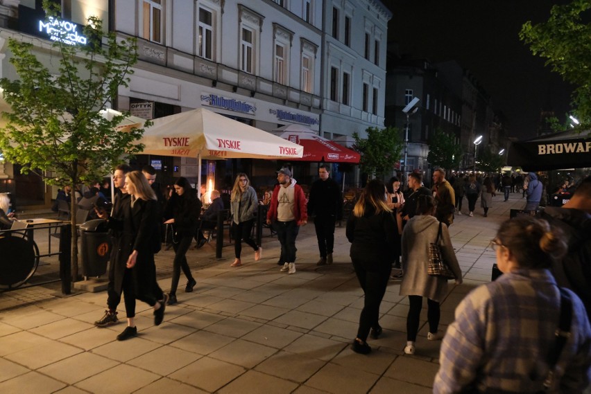 Katowice. Ogródki gastronomiczne znów otwarte. Na Mariackiej...