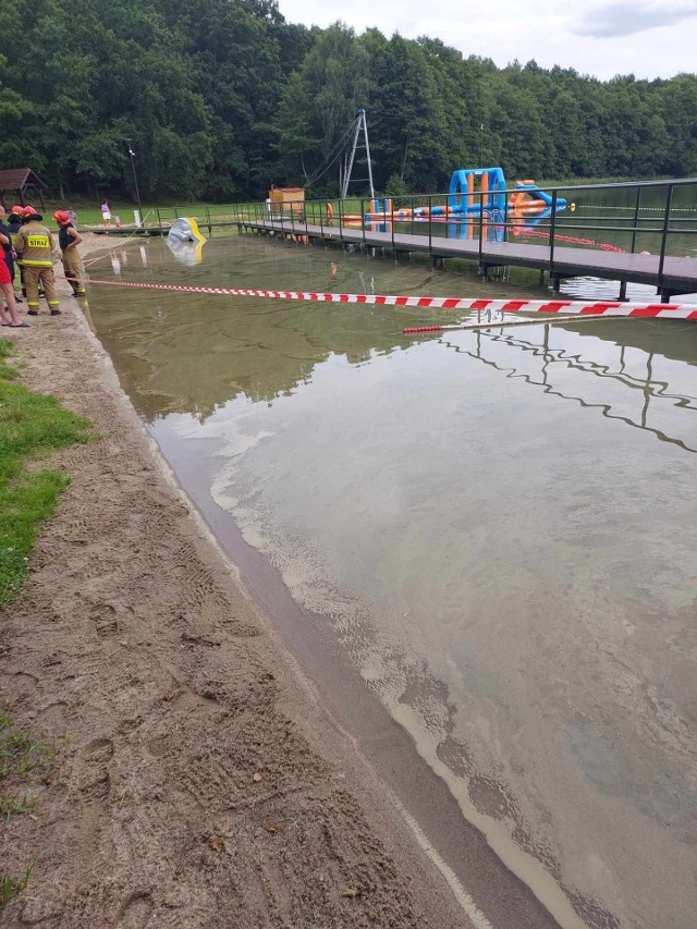 Sanepid w Słupsku wydał decyzję o tymczasowym zakazie kąpieli na kąpielisku Obłęże nad Jeziorem Obłęskim. Przyczyną jest zakwit sinic. Jednocześnie zobowiązywał organizatora kąpieliska do ustalenia źródła zanieczyszczenia i podjęcia dla ochrony zdrowia ludzkiego i poprawy jakości wody.