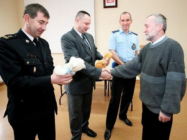 trafiło do straży i policji.